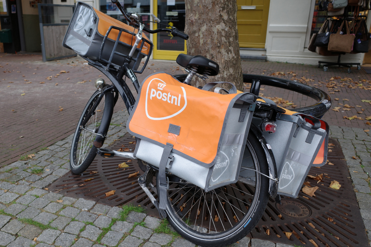 Poststuk of brief laten betekenen door deurwaarder